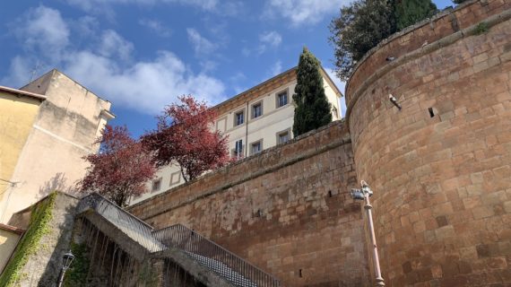 Atassia e assenza di ordine. Quando amavamo passeggiare insieme tra i vicoli