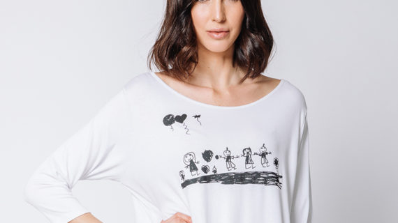 La grafica di un bambino sulla t-shirt bianca per celebrare le mamme