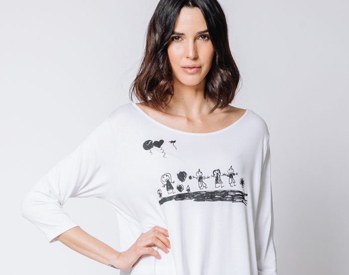 La grafica di un bambino sulla t-shirt bianca per celebrare le mamme
