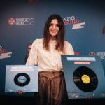 Sospesa: Claire Audrin, la cantante che suona le cose e il suo primo brano in italiano