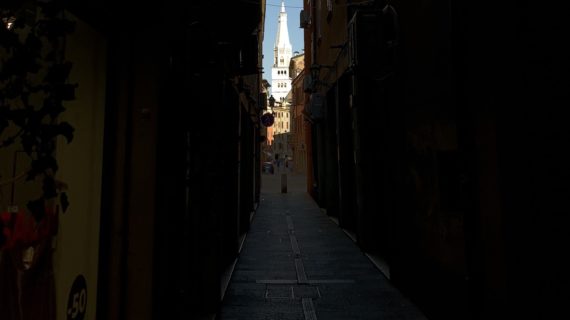L’arte e lo shopping. Passeggiare tra le vetrine di una città ricca di storia
