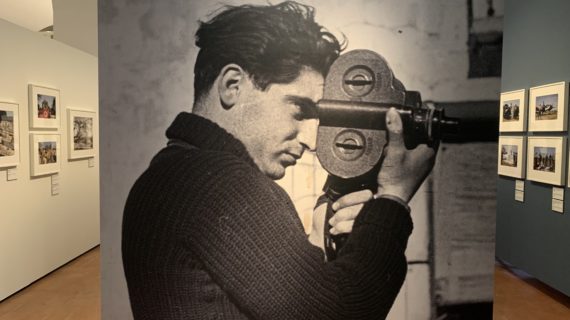 Un inedito Robert Capa in mostra, dai reportage di guerra ai ritratti dell’alta società