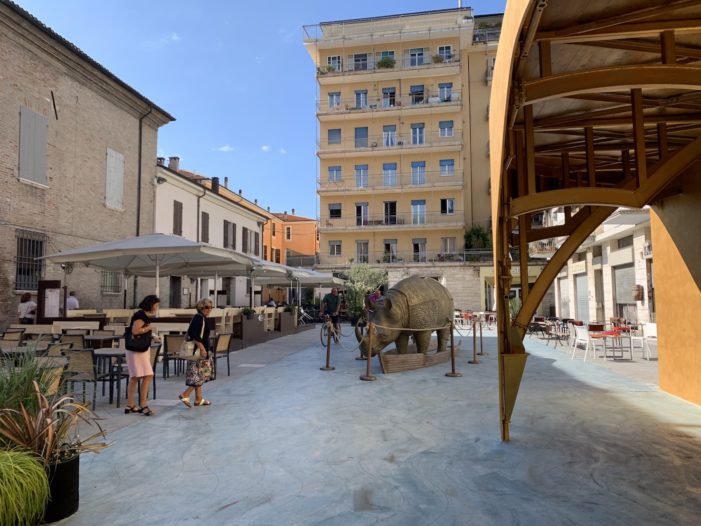 Il Fellini Museum di Rimini da sogno a realtà. E ad accogliervi c’è un rinoceronte gigante