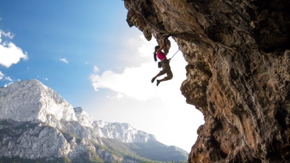 Climbing Iran: il documentario della climber iraniana Nasim Eshqi tra montagna e autodeterminazione femminile