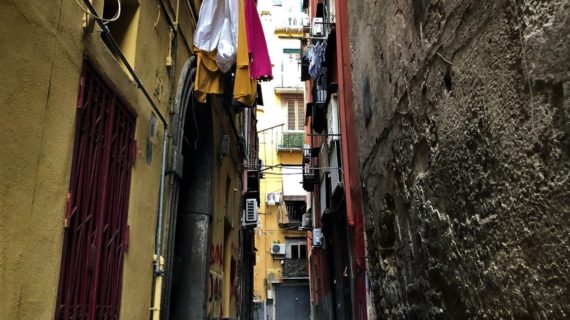 Alla riscoperta di Forcella, cuore popolare di Napoli. Fra palcoscenici, pellicole e pizza fritta