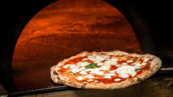 Oggi è la Giornata Mondiale della Pizza, il piatto simbolo dell’Italia intera