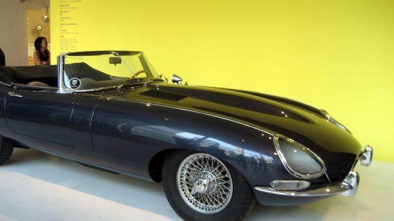 60 anni di due miti: la Jaguar E-Type e il Re del Terrore Diabolik