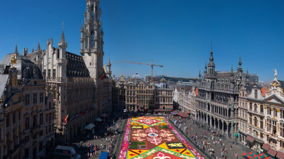 A Bruxelles l’installazione artistica Tapis de Fleurs
