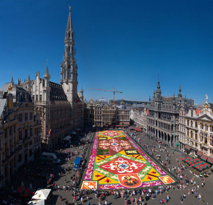 A Bruxelles l’installazione artistica Tapis de Fleurs