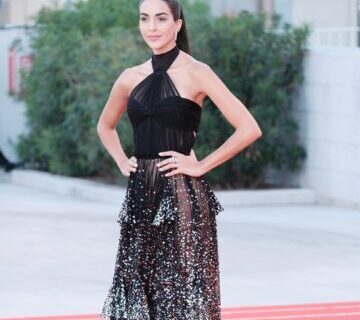 Ecco come ci ha stupito Rocio Munoz Morales madrina della mostra del cinema di Venezia