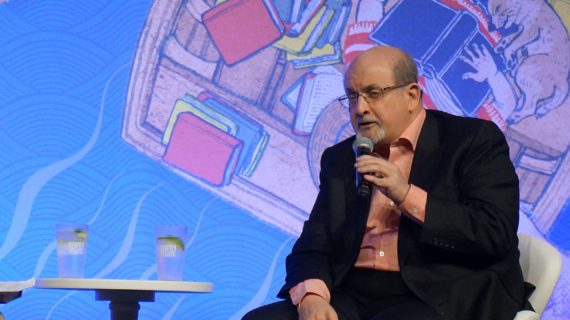 Salman Rushdie, chi è lo scrittore accoltellato a New York