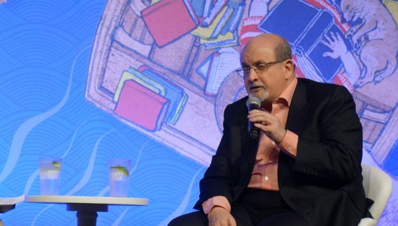 Salman Rushdie, chi è lo scrittore accoltellato a New York