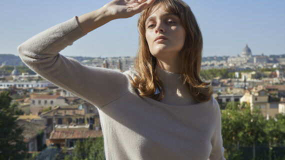 Dai cappotti alle maglie con collo ad anello, non fatevi mancare il cachemire!