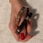 Siglare l’augurio in un bracciale per un altro anno insieme