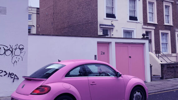 Ev Viva Magenta. E’ shocking il Pantone Color of the Year 2023