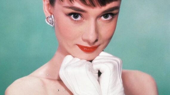 Audrey Hepburn in attesa del biopic rivediamone lo stile