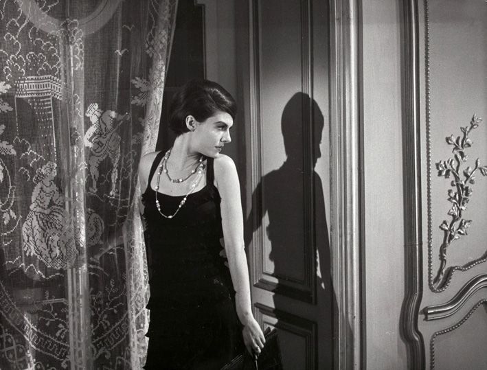 Delphine Seying vestita Chanel in L’anno scorso a Marienbad (1961) 