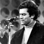 Luigi Tenco durante l'esibizione al Festival di Sanremo 1967