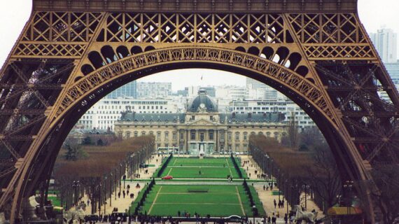 La Tour Eiffel: il simbolo di Parigi oggi spegne 134 candeline