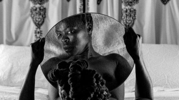 Gli autoritratti della visual activist Muholi in mostra al Mudec