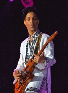 Prince durante l'Esibizione al Coachella Festival nel 2008