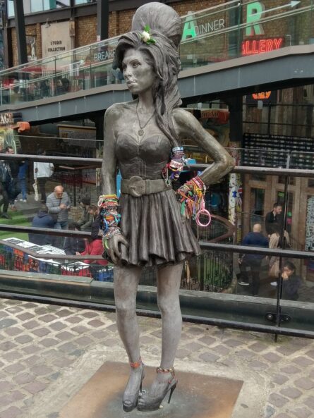 Statua commemorativa Amy Winehouse