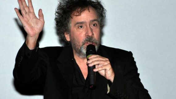 Tim Burton alla Florence Biennale 2025: la mostra “Light and Darkness” e il premio al genio