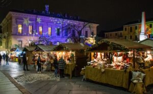 Mercatino di Natale ad Asti 2023 - Piazza con Luminarie
