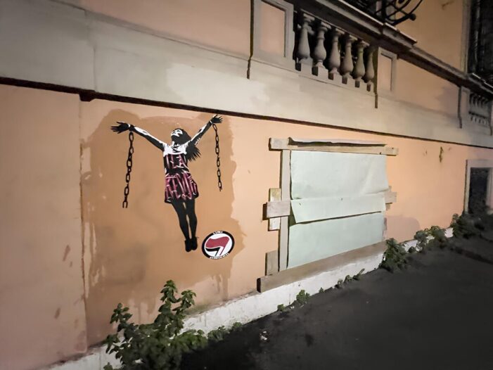 Ilaria Salis omaggiata a Roma dalla street artist Laika