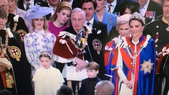 Kate appare di nuovo in pubblico sul balcone di Buckingham Palace