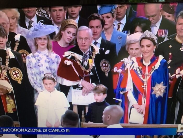 Kate appare di nuovo in pubblico sul balcone di Buckingham Palace