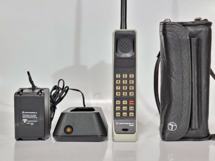 Motorola DynaTAC 8000X nel 6 marzo 1983: iniziava l’era del cellulare