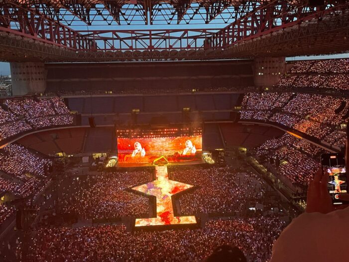 The Eras Tour, Taylor Swift a Milano tra glitter e braccialetti