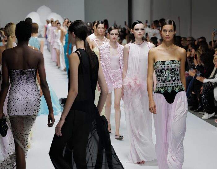 La collezione Genny anticipa le tendenze p/e dalla femminilità paradisiaca