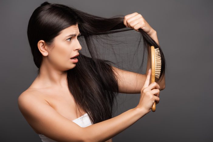 Capelli deboli e che cadono: come prendersene cura