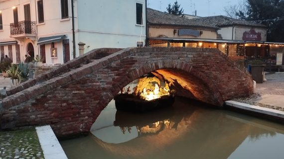 La magia del Natale a Comacchio tra presepi sull’acqua, eventi suggestivi e mercatini