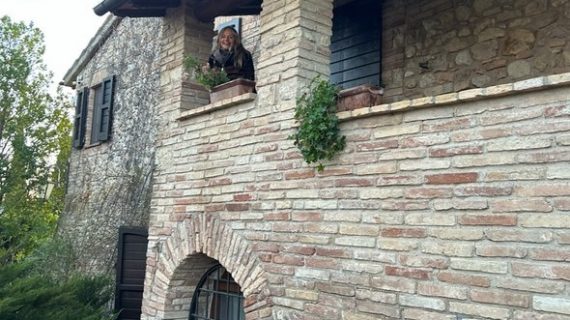 Borgo dei Cipressi, la meraviglia de L’Aurora nella campagna Umbra