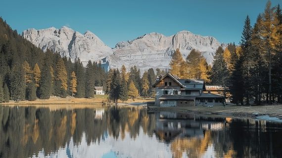 Prezzi alloggi e skipass 2025: le migliori località sciistiche italiane ed estere