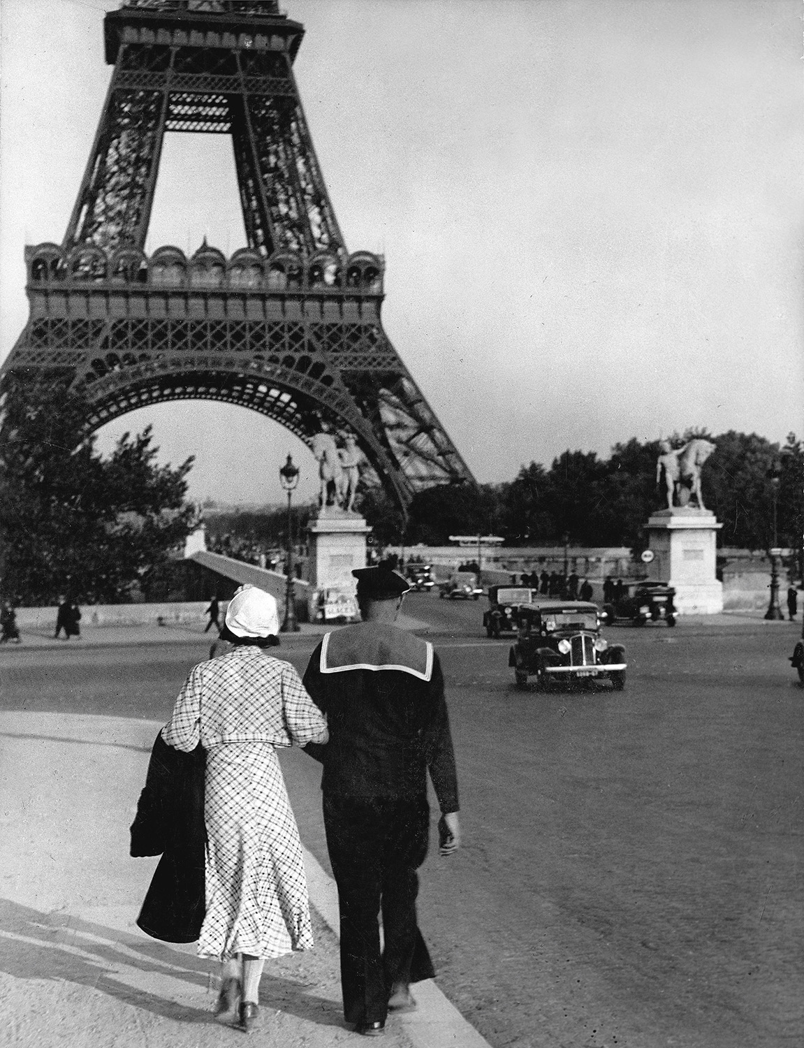 Brassai, Coppia con un marinaio sul ponte della Tour Eiffel, 1932
