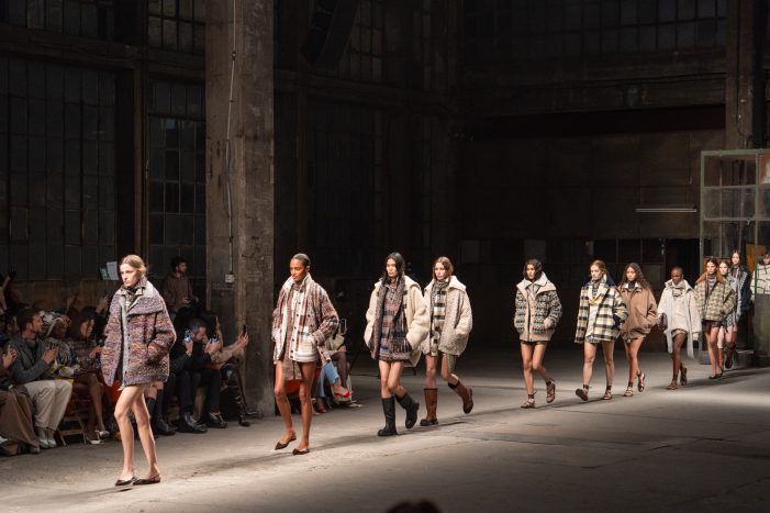 La sfilata di Missioni FW 25-26 alla Milano Fashion Week Missoni presenta una donna libera, istintiva e spensierata tra tonalità terrose e bagliori di luce
