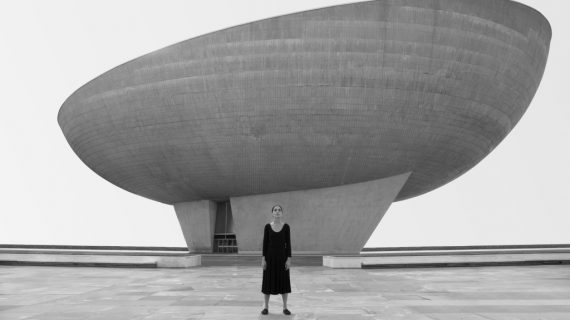 Shirin Neshat: artista esule tra Occidente e Oriente