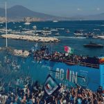 Un giorno all’improvviso: l’incontro tra i turisti e la festa Scudetto del Napoli