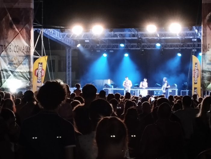 Il concerto di Shade tenutosi ai Lidi di Comacchio durante l La Notte Rosa della Riviera Romagnola compie 20 anni e anticipa l’evento