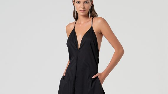 Estate elegante, leggera e naturale: ecco cosa indossare per feste in piscina e apertivi in spiaggia