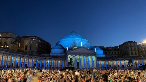 Restate a Napoli: spettacoli gratuiti a Piazza Plebiscito