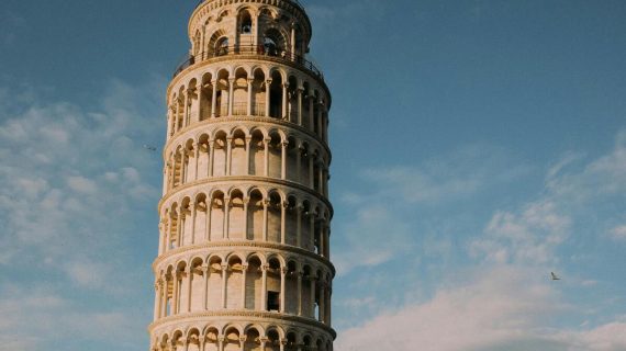La Torre di Pisa compie gli anni: viaggio tra le meraviglie pendenti del mondo