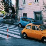 Come gli italiani vivono la città tra arte, traffico e piccoli rituali di cura dell’auto