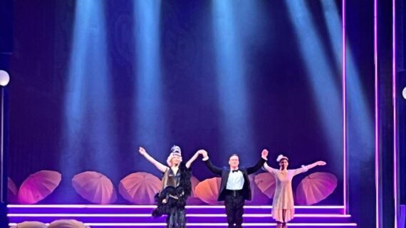 Canzoni ed atmosfere Anni Venti per il sorprendente musical “Cantando sotto la pioggia”