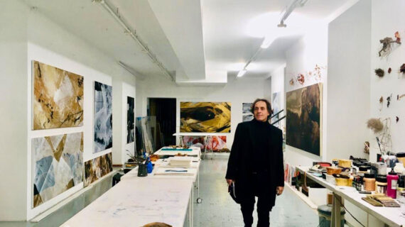 Dialoghi tra storia e contemporaneità nelle opere di Vincenzo Scolamiero esposte nella lobby di un hotel di lusso