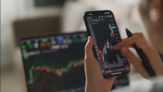 “I trader della Gen Z”: su Arte.tv la mini-serie sul lato oscuro della finanza digitale